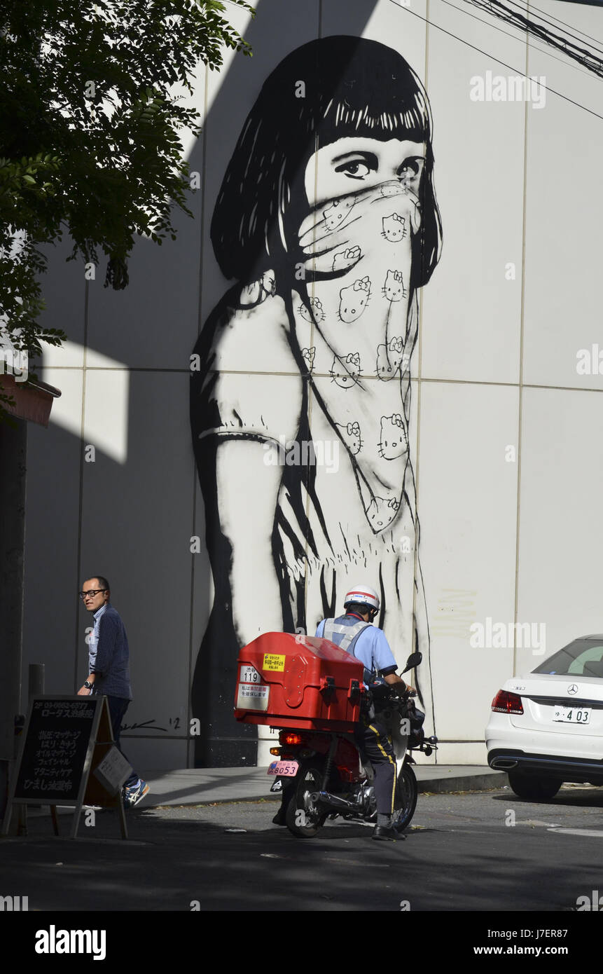 23. Mai 2017 - Tokyo, Japan - A Murl eines Mädchens mit dem Gesicht zu bedecken ist auf den Straßen von Tokio am 23. Mai 2017 ersichtlich. Foto von: Ramiro Agustin Vargas Tabares (Kredit-Bild: © Ramiro Agustin Vargas Tabares über ZUMA Draht) Stockfoto
