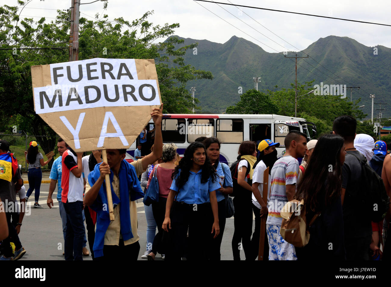 San Diego, Carabobo, Venezuela. 24. Mai 2017. Schülerinnen und Schüler beschlossen, Don Julio Centeno Avenue zum protest gegen Präsident Nicolas Maduro zu schließen. Die Allee ist San Diego Hauptdurchgangsstraße, Bundesstaat Carabobo. : Bildnachweis Juan Carlos Hernandez: Juan Carlos Hernandez/ZUMA Draht/Alamy Live-Nachrichten Stockfoto