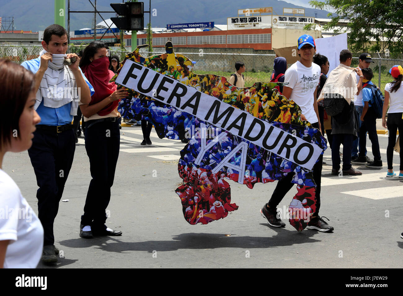 San Diego, Carabobo, Venezuela. 24. Mai 2017. Schülerinnen und Schüler beschlossen, Don Julio Centeno Avenue zum protest gegen Präsident Nicolas Maduro zu schließen. Die Allee ist San Diego Hauptdurchgangsstraße, Bundesstaat Carabobo. : Bildnachweis Juan Carlos Hernandez: Juan Carlos Hernandez/ZUMA Draht/Alamy Live-Nachrichten Stockfoto