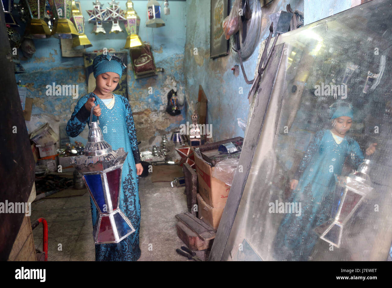 (170524)--Kairo, 24. Mai 2017 (Xinhua)--Hussein Sayyid Tochter zeigt eine traditionelle handgefertigte Laterne bei ihrem Vater Workshop in Kairo, Ägypten, am 20. Mai 2017. Befindet sich in einem alten Gebäude in einer Straße voller Workshops in Al-Qalaa, die "die Zitadelle" auf Arabisch bedeutet unter Bezugnahme auf Kairos Saladin-Zitadelle, produziert von Sayyid Workshop bunte handgemachte Glas und Metall-Laternen in verschiedenen Größen, auf Arabisch als "Fanoos", angezeigt auf steht außerhalb der Werkstatt bekannt. Traditionelle handgefertigte Laternen dienen in der Regel als Dekoration in Ägypten während der jährlichen Monat Ramadan. (Xinhua/Ahmed Gomaa Stockfoto