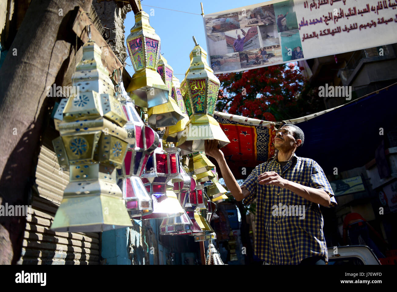 Kairo, Ägypten. 20. Mai 2017. Sayyid Hussein zeigt traditionelle handgefertigte Laternen außerhalb seiner Werkstatt in Kairo, Ägypten, am 20. Mai 2017. Befindet sich in einem alten Gebäude in einer Straße voller Workshops in Al-Qalaa, die "die Zitadelle" auf Arabisch bedeutet unter Bezugnahme auf Kairos Saladin-Zitadelle, produziert von Sayyid Workshop bunte handgemachte Glas und Metall-Laternen in verschiedenen Größen, auf Arabisch als "Fanoos", angezeigt auf steht außerhalb der Werkstatt bekannt. Traditionelle handgefertigte Laternen dienen in der Regel als Dekoration in Ägypten während der jährlichen Monat Ramadan. Bildnachweis: Zhao Dingzhe/Xinhua/Alamy Live-Nachrichten Stockfoto