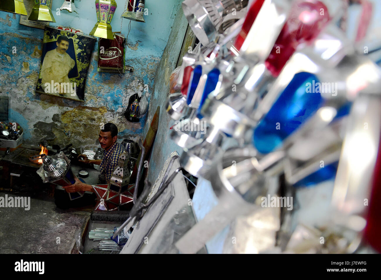 Kairo, Ägypten. 20. Mai 2017. Sayyid Hussein macht eine traditionelle handgefertigte Laterne in seiner Werkstatt in Kairo, Ägypten, am 20. Mai 2017. Befindet sich in einem alten Gebäude in einer Straße voller Workshops in Al-Qalaa, die "die Zitadelle" auf Arabisch bedeutet unter Bezugnahme auf Kairos Saladin-Zitadelle, produziert von Sayyid Workshop bunte handgemachte Glas und Metall-Laternen in verschiedenen Größen, auf Arabisch als "Fanoos", angezeigt auf steht außerhalb der Werkstatt bekannt. Traditionelle handgefertigte Laternen dienen in der Regel als Dekoration in Ägypten während der jährlichen Monat Ramadan. Bildnachweis: Zhao Dingzhe/Xinhua/Alamy Live-Nachrichten Stockfoto