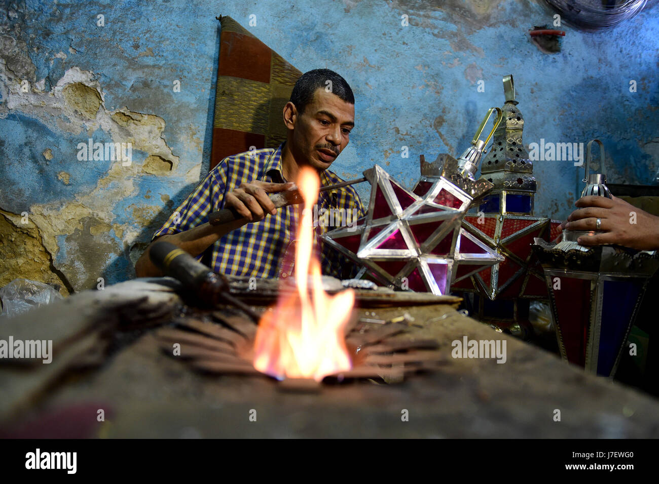 Kairo, Ägypten. 20. Mai 2017. Sayyid Hussein macht eine traditionelle handgefertigte Laterne in seiner Werkstatt in Kairo, Ägypten, am 20. Mai 2017. Befindet sich in einem alten Gebäude in einer Straße voller Workshops in Al-Qalaa, die "die Zitadelle" auf Arabisch bedeutet unter Bezugnahme auf Kairos Saladin-Zitadelle, produziert von Sayyid Workshop bunte handgemachte Glas und Metall-Laternen in verschiedenen Größen, auf Arabisch als "Fanoos", angezeigt auf steht außerhalb der Werkstatt bekannt. Traditionelle handgefertigte Laternen dienen in der Regel als Dekoration in Ägypten während der jährlichen Monat Ramadan. Bildnachweis: Zhao Dingzhe/Xinhua/Alamy Live-Nachrichten Stockfoto
