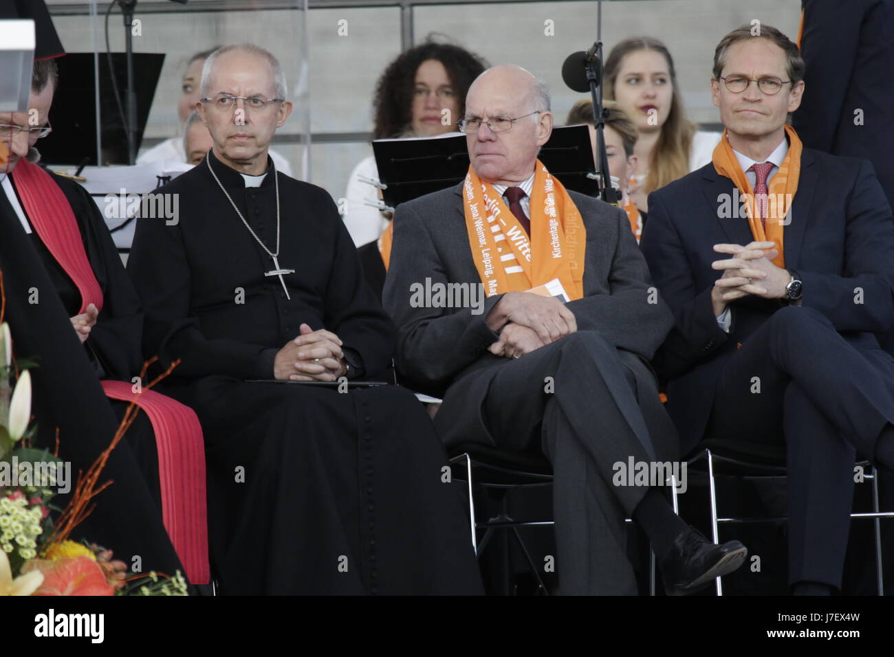 Berlin, Deutschland. 24. Mai 2017. Justin Welby, der Erzbischof von Canterbury, Norbert Lammert, der Präsident des Bundestages und Michael Müller, der regierende Bürgermeister von Berlin, sind von links nach rechts auf der Bühne während der Eröffnungsgottesdienst abgebildet. Vertreter aus Politik und anderen christlichen Konfessionen angesprochen der Eröffnungsgottesdienst des 36. Deutschen Evangelischen Kirchentag in Berlin. Der Kongress deckt sich mit dem 500. Jahrestag der Reformation. Stockfoto