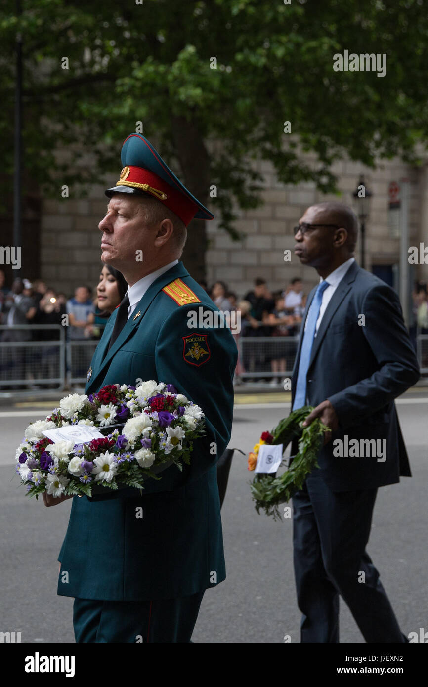 London, UK. 24. Mai 2017. Vertreter von diplomatischen Vertretungen auf der ganzen Welt beteiligen sich eine Gedenkfeier am Ehrenmal in Whitehall am internationalen Tag der UN-Friedenstruppen in Erinnerung an diejenigen, die im Dienste des Friedens ihr Leben verloren haben, seit Beginn der UN-Friedensmissionen im Jahr 1948. Bildnachweis: Mark Kerrison/Alamy Live-Nachrichten Stockfoto