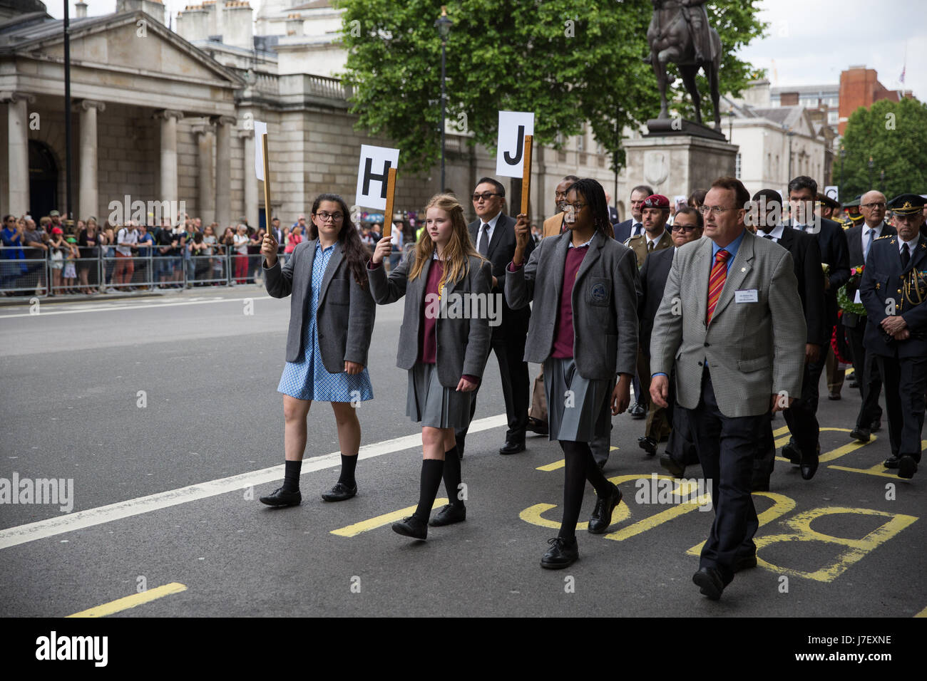 London, UK. 24. Mai 2017. Vertreter von diplomatischen Vertretungen auf der ganzen Welt beteiligen sich eine Gedenkfeier am Ehrenmal in Whitehall am internationalen Tag der UN-Friedenstruppen in Erinnerung an diejenigen, die im Dienste des Friedens ihr Leben verloren haben, seit Beginn der UN-Friedensmissionen im Jahr 1948. Bildnachweis: Mark Kerrison/Alamy Live-Nachrichten Stockfoto
