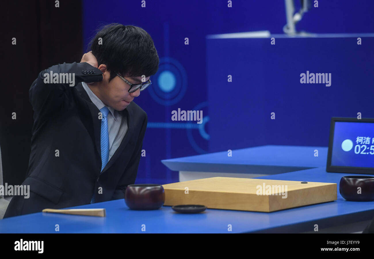 Wuzhen, China Zhejiang Provinz. 25. Mai 2017. Chinesische Go-Spieler Ke Jie konkurriert in der zweiten Partie gegen künstliche Intelligenz Programm AlphaGo in Wuzhen, Ost-China Zhejiang Provinz, 25. Mai 2017. Bildnachweis: Xu Yu/Xinhua/Alamy Live-Nachrichten Stockfoto