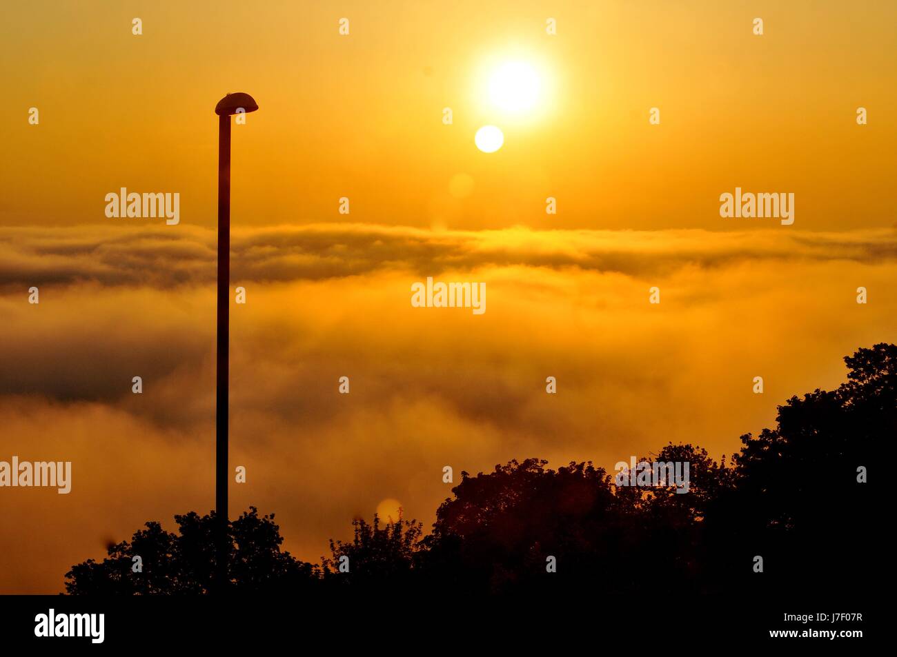 Pool, Wharfedale, Yorkshire, Vereinigtes Königreich. 25. Mai 2017. Sonnenaufgang über dem Pool in Wharfedale, in der Nähe von Leeds in West Yorkshire Credit: David Hickes/Alamy Live-Nachrichten Stockfoto