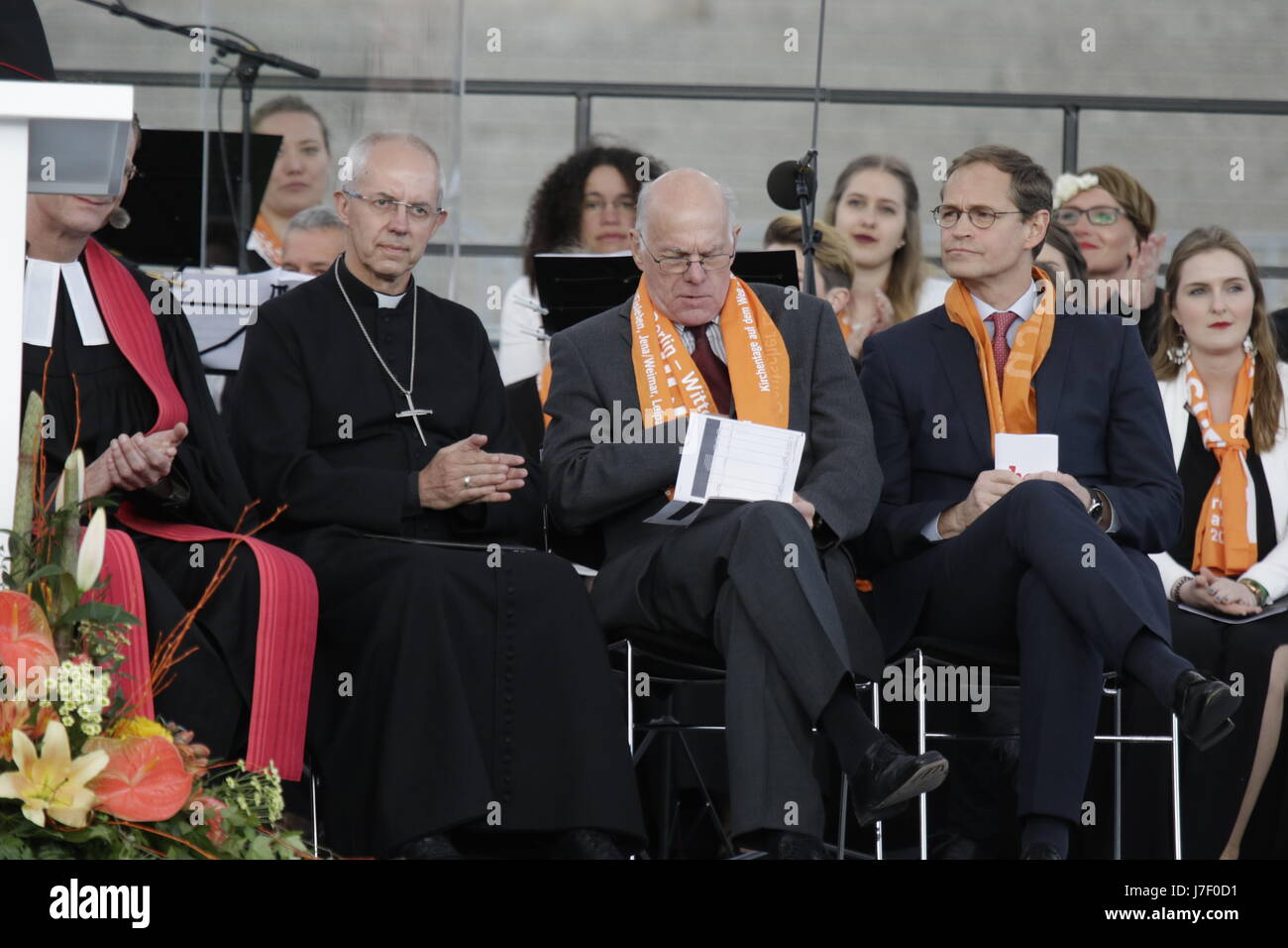 Justin Welby, der Erzbischof von Canterbury, Norbert Lammert, der Präsident des Deutschen Bundestages, und Michael Muller, der regierende Bürgermeister von Berlin, sind im Bild von links nach rechts an der Bühne während der öffnung Service. die Vertreter der Politik und der anderen christlichen Konfessionen die Eröffnung des 36. Deutschen Evangelischen Kirchentag in Berlin gerichtet. Der Kongress fällt mit dem 500. Jahrestag der Reformation. Foto: Cronos/Michael debets Stockfoto