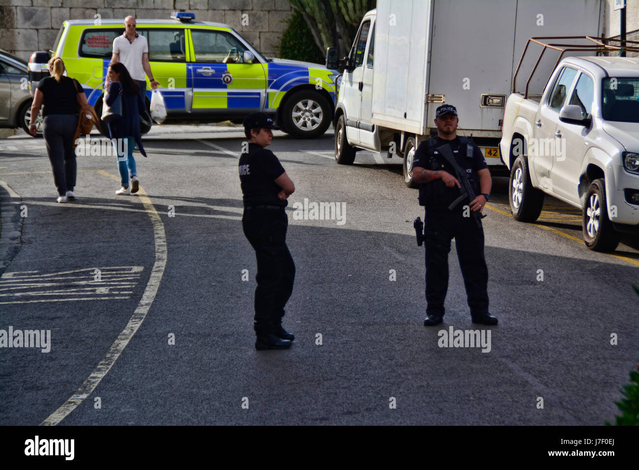 Gibraltar. 24. Mai 2017. Königliche Gibraltar Polizei rekrutiert heute durch Main Street auf Kasematten Platz unter strengen Sicherheitsvorkehrungen bewaffneten vorgeführt. Die Polizei übergeben, Parade weiter wie gewohnt mit der britischen Überseeterritorium ihres Sicherheitsniveaus im Wesentlichen zu halten und nicht gleich Großbritanniens kritische Sicherheitsstatus. Die Parade wurde von Armed Response Units aus dem RGP und BIP zusammen mit AFO-Offiziere, Polizeihund Einheiten und Suchmannschaften, um sicherzustellen, dass enge Sicherheitsmaßnahmen im Ort während der gesamten Veranstaltung wurden unterstützt. Bildnachweis: Stephen Ignacio/Alamy Live-Nachrichten Stockfoto