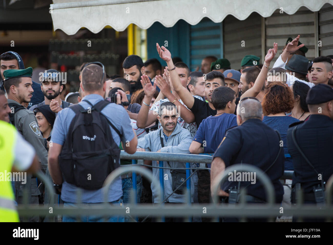 Jerusalem. 24. Mai 2017. Palästinenser protestieren gegen Israels "Jerusalem Day" außerhalb Damaskus Tor der Altstadt von Jerusalem am 24. Mai 2017. Zehntausende von Israelis marschierten Mittwoch durch Ost-Jerusalem überwiegend palästinensischen Altstadt anlässlich 50 Jahre Israels Annexion davon. Israel beschlagnahmt Ost-Jerusalem in der Nahost-Krieg von 1967 zusammen mit dem Rest der West Bank und Gaza-Streifen. Bildnachweis: Guo Yu/Xinhua/Alamy Live-Nachrichten Stockfoto