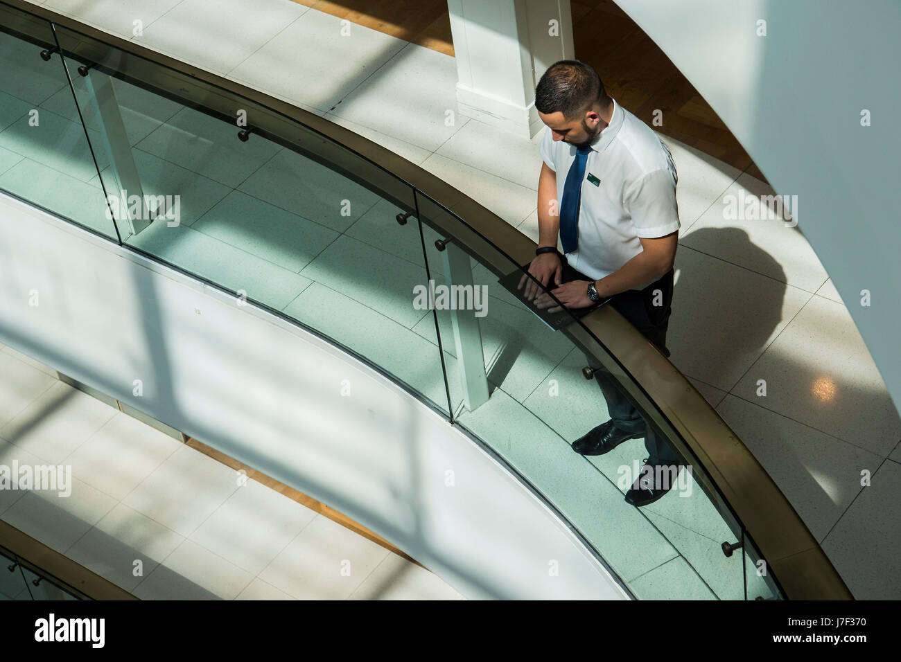 London, UK. 25. Mai 2017. Mitarbeiter und Kunden in Peter Jones (Sloane Square) beobachten eine Minuten Stille zu gedenken der Opfer des Angriffs Manchester. London, 25. Mai 2017. Bildnachweis: Guy Bell/Alamy Live-Nachrichten Stockfoto