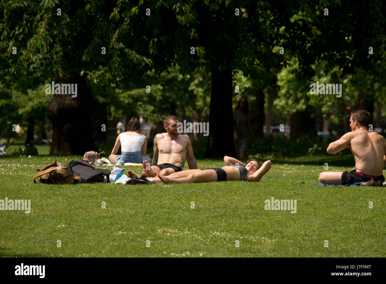 London, UK. 25. Mai 2017. Menschen genießen die Sonne in St James Park, London Credit: Sebastian Remme/Alamy Live News Stockfoto