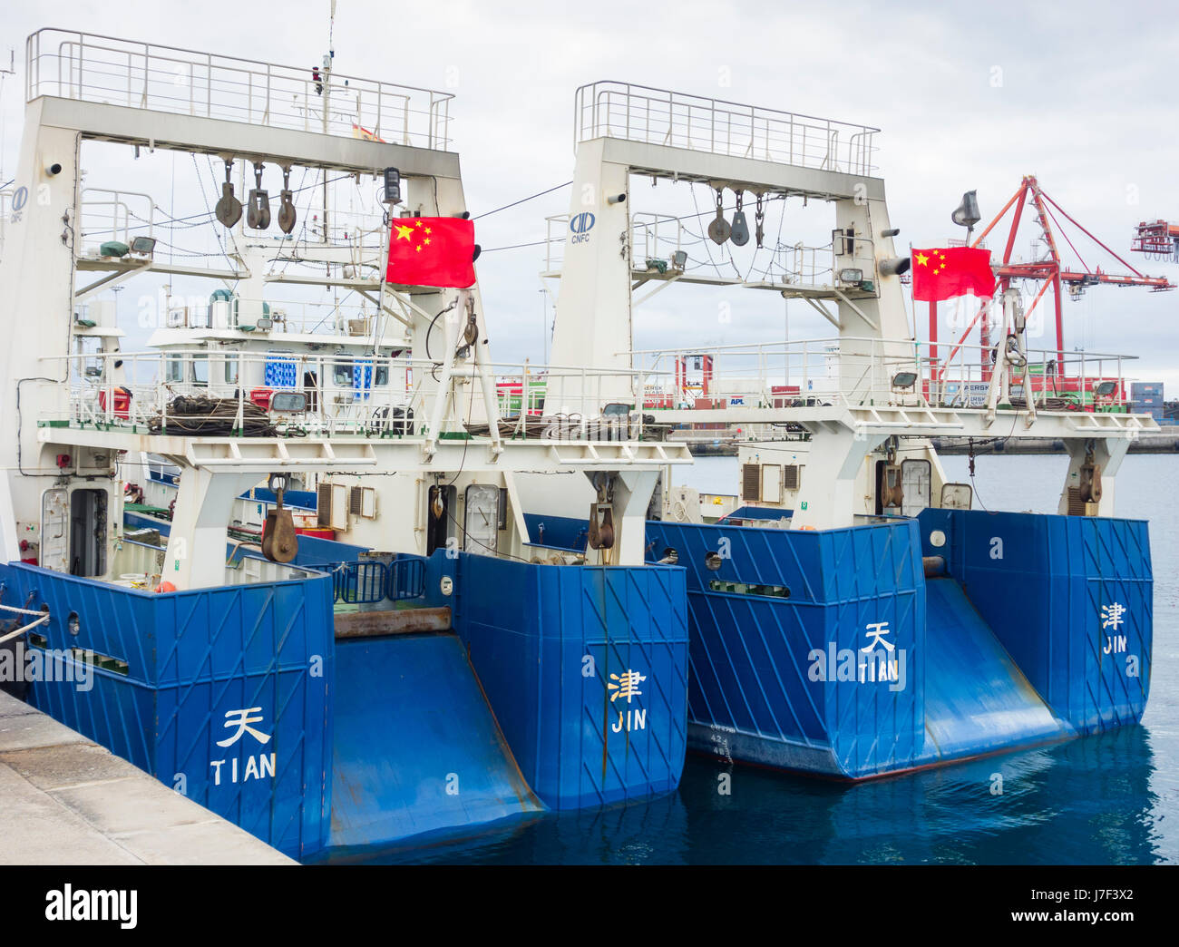 Chinesische Trawler in Las Palmas auf Lieferungen bevor Sie an der afrikanischen Westküste zu stoppen. Stockfoto