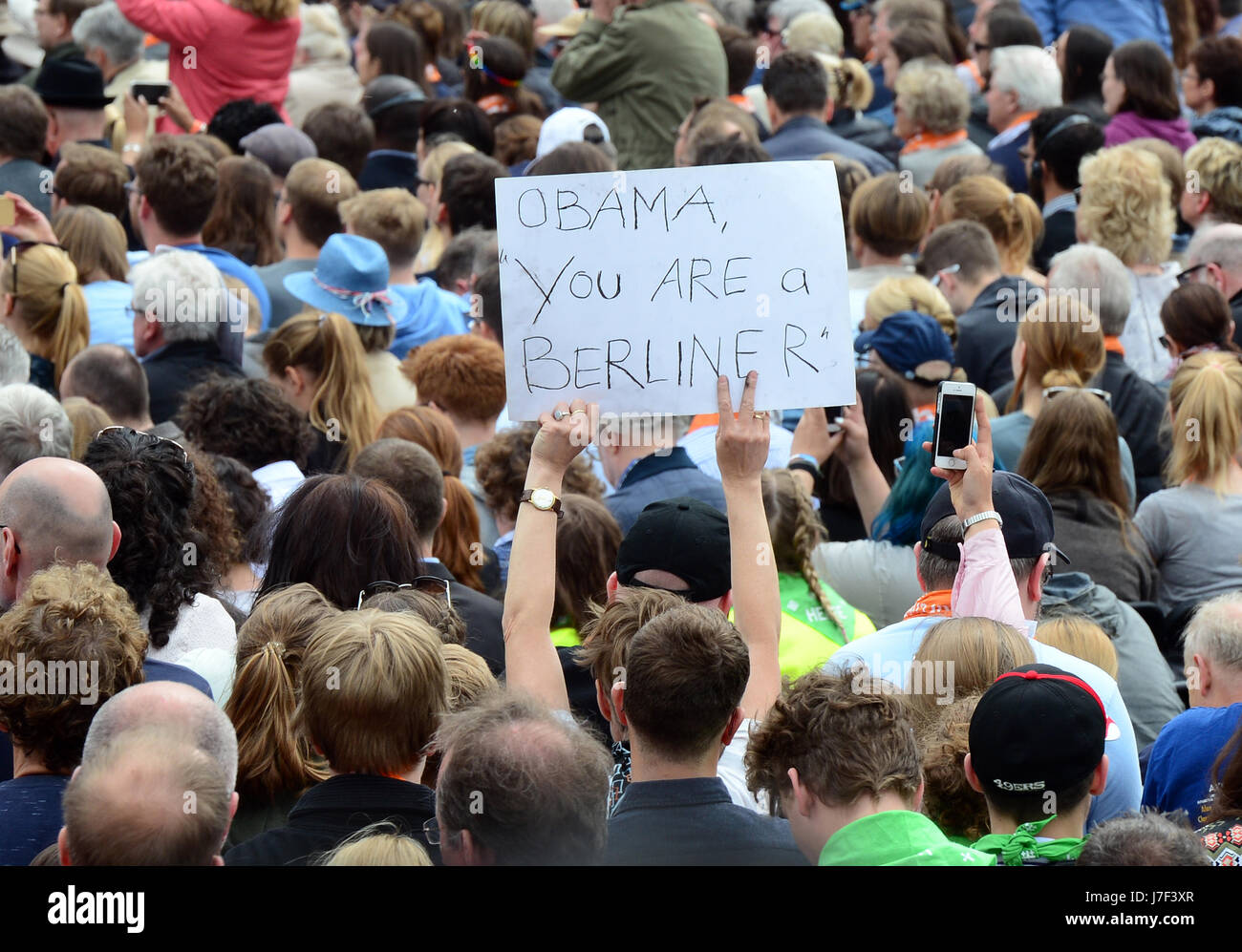 Berlin, Deutschland. 25. Mai 2017. Ein Zuschauer hält ein Schild, das liest, "Obama, du bist ein Berliner" während einer Podiumsdiskussion mit Bundeskanzlerin Angela Merkel (nicht abgebildet) und ehemalige US-Präsident Barack Obama (nicht abgebildet) vor dem Brandenburger Tor an den Deutschen Evangelischen Kirchentag in Berlin, Deutschland, 25. Mai 2017 statt. Foto: Maurizio Gambarini/Dpa/Alamy Live News Stockfoto