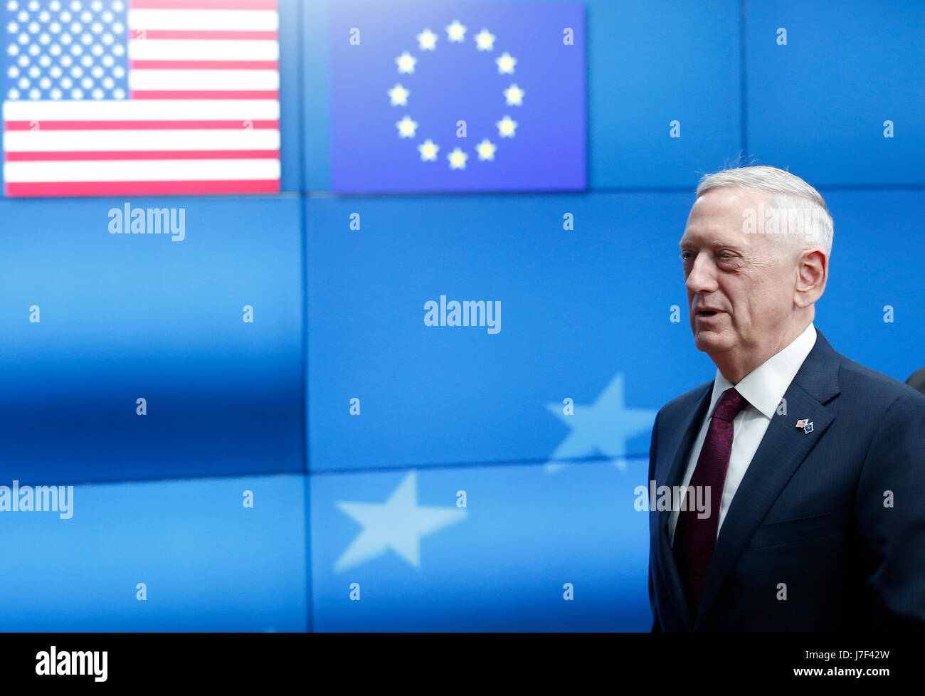 Brüssel, Belgien. 25. Mai 2017. US-Verteidigungsminister James Mattis verlässt Sitz des Europäischen Rates nach EU-USA-Führer treffen in Brüssel, 25. Mai 2017. Bildnachweis: Ye Pingfan/Xinhua/Alamy Live-Nachrichten Stockfoto