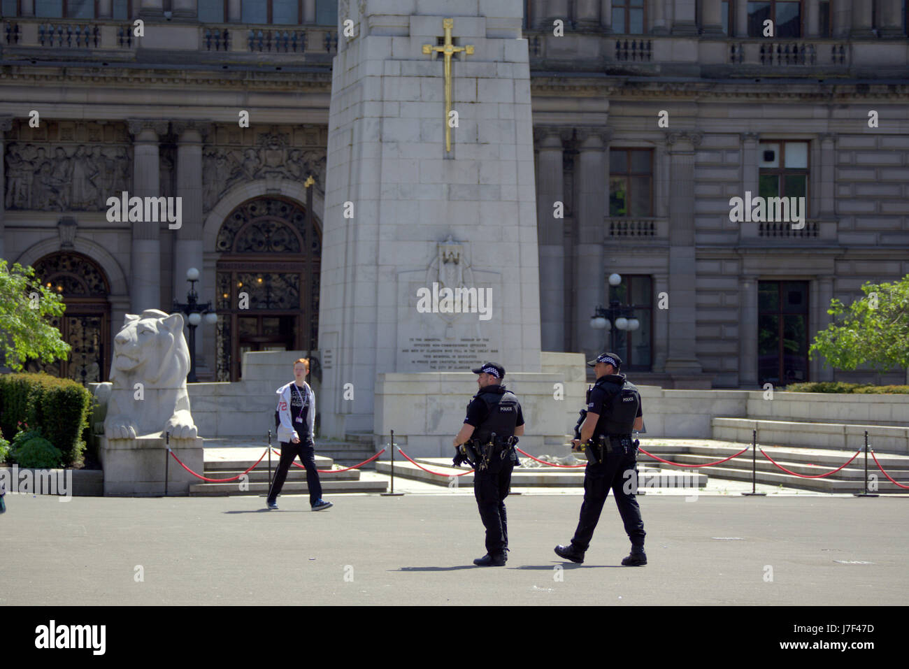 Glasgow, Schottland. 25. Mai 2017. Bewaffnete Polizei patrouillieren Zentrum von Glasgow, da die Sonne Credit scheint: Gerard Fähre/Alamy Live News Stockfoto