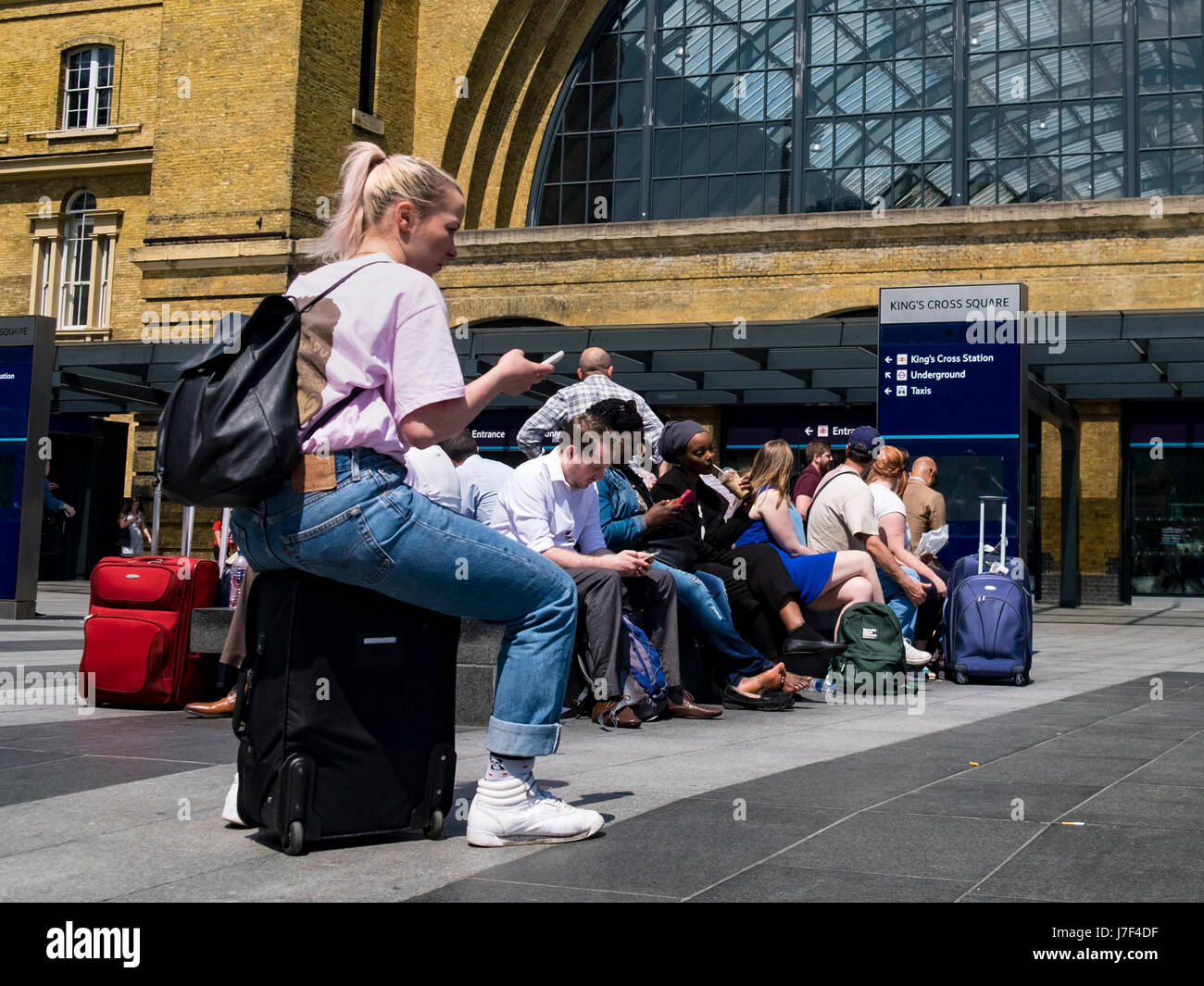 London, UK. 25. Mai 2017. Reisende außerhalb Kings Cross genießen den herrlichen Sonnenschein, während sie darauf, für ihre Züge warten zu fahren. Kings Cross ist voraussichtlich beschäftigt an diesem Wochenende sein wie Menschen das gute Wetter und die Bank Holiday nutzen. Bildnachweis: Paul Swinney/Alamy Live-Nachrichten Stockfoto