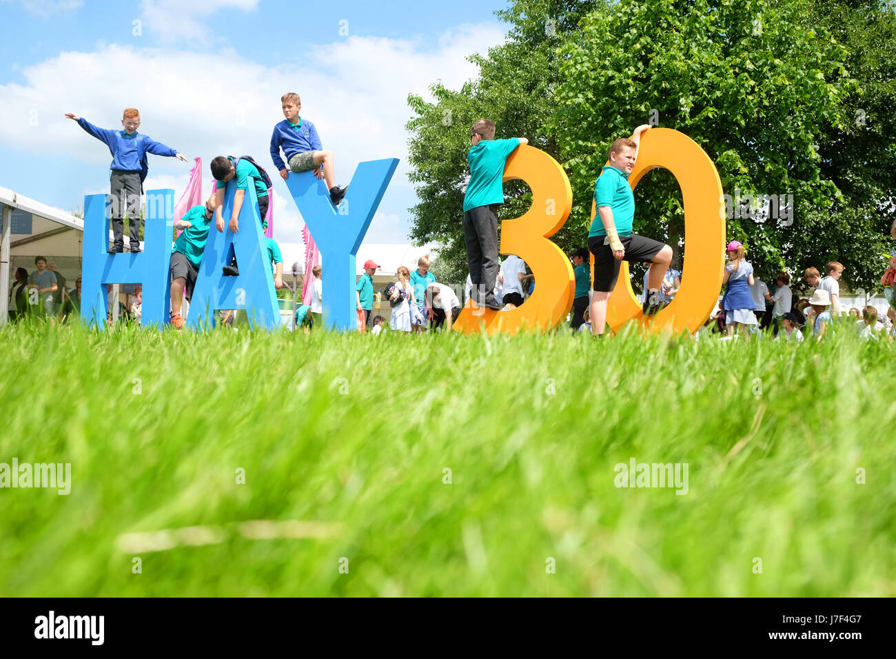 Hay Festival 2017 - Heu auf Wye, Wales, Großbritannien - Mai 2017 - Lokale Schule Kinder genießen den Tag der Eröffnung dieser Jahre Hay Festival, das im Jahr 2017 sein 30-jähriges Bestehen feiert. Credit: Steven Mai/Alamy leben Nachrichten Stockfoto