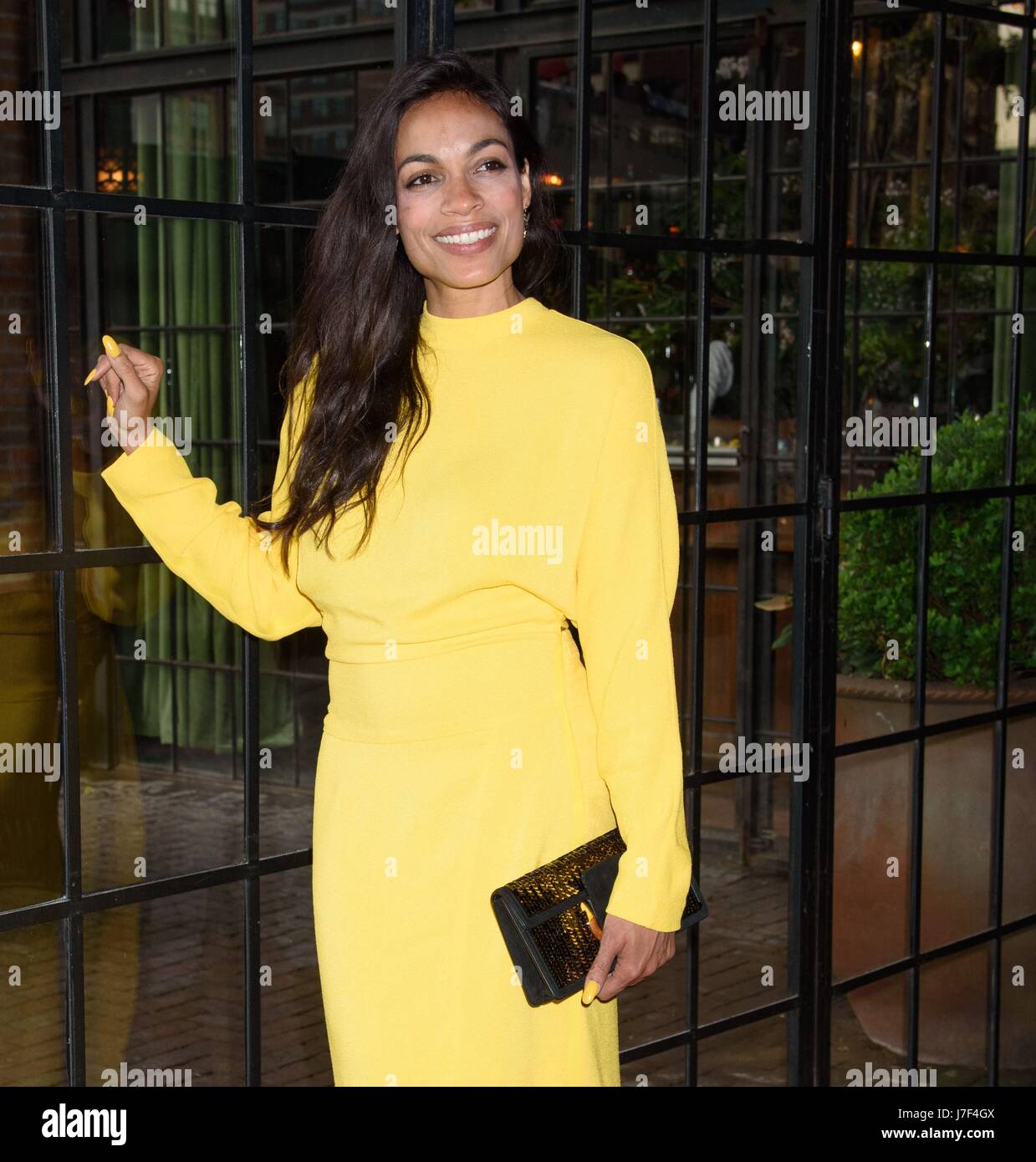 New York, NY, USA. 24. Mai 2017. Rosario Dawson im Ankunftsbereich für Lower East Side Girls Club Spring Fling, Bowery Hotel, New York, NY 24. Mai 2017. Bildnachweis: RCF/Everett Collection/Alamy Live-Nachrichten Stockfoto