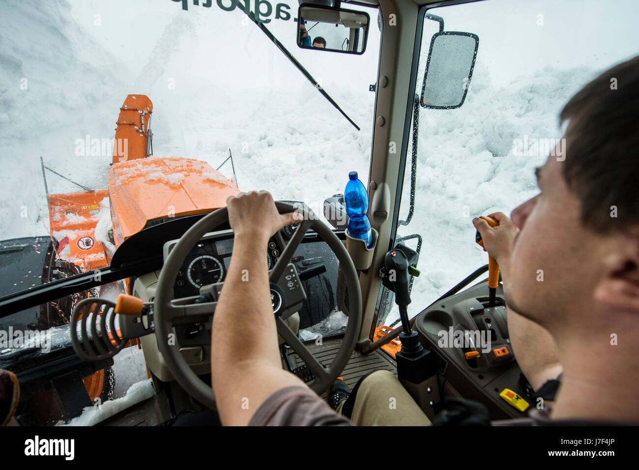 Ein Dreh Pflug (Schneefräse) löscht eine Straße in der Nähe von Pec Pod Snezkou, 150 km (93 Meilen) Nord-östlich von Prag, der Schnee auf Dienstag, 2. Mai 2017. Höhe der Snowdriftes erreicht fast 5 Meter. (CTK Foto/David Tanecek) Stockfoto