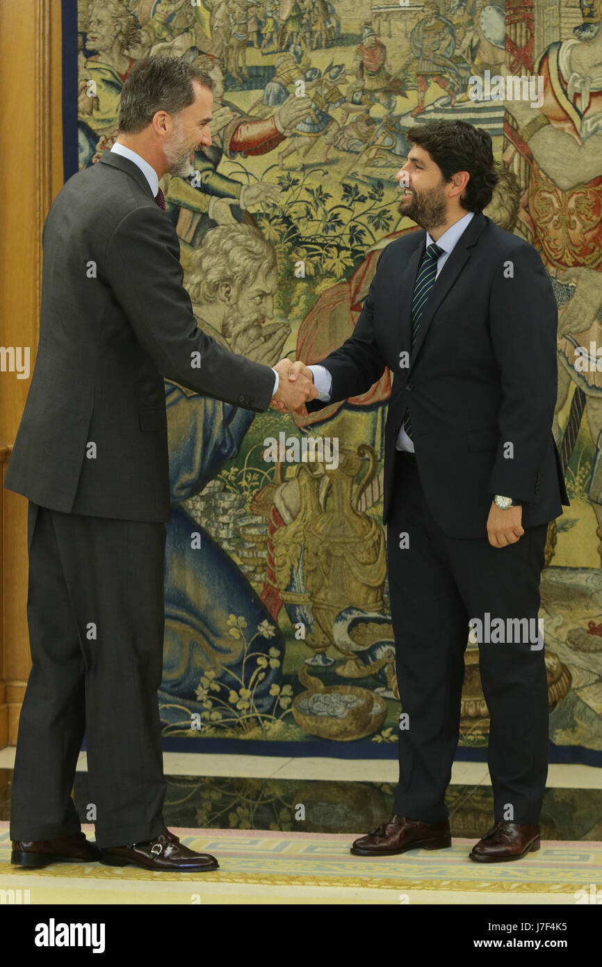 Spanische König Felipe VI, Präsident Murcia Fernando Lopez Miras während einer Anhörung in der Palaceof TheZarzuela in Madrid Donnerstag, 25. Mai 2017. Stockfoto