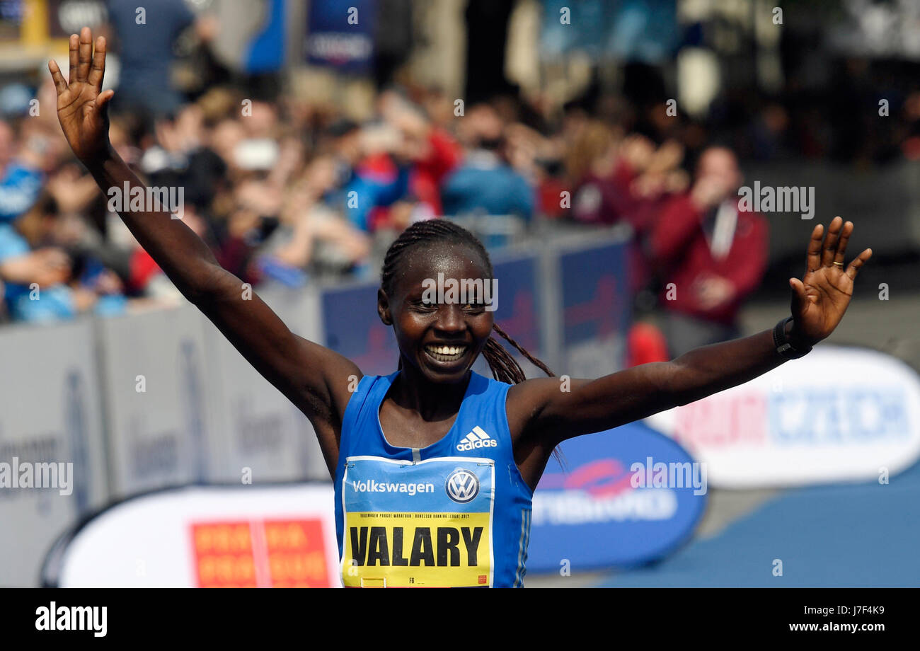 Valary Aiyabey Kenia feiert nach dem Sieg der Prag-Marathon mit einer Zeit von 02:21:57 auf Sonntag, 7. Mai 2017. (CTK Foto/Michal Krumphanzl) Stockfoto