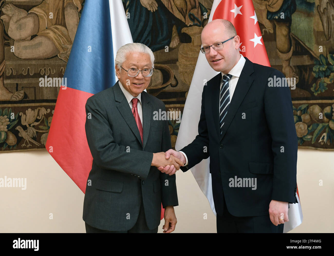 Der tschechische Ministerpräsident Bohuslav Sobotka (rechts) trifft singapurischer Präsident Tony Tan (links) in Prag, Tschechische Republik, 25. Mai 2017. (CTK Foto/Katerina Sulova) Stockfoto