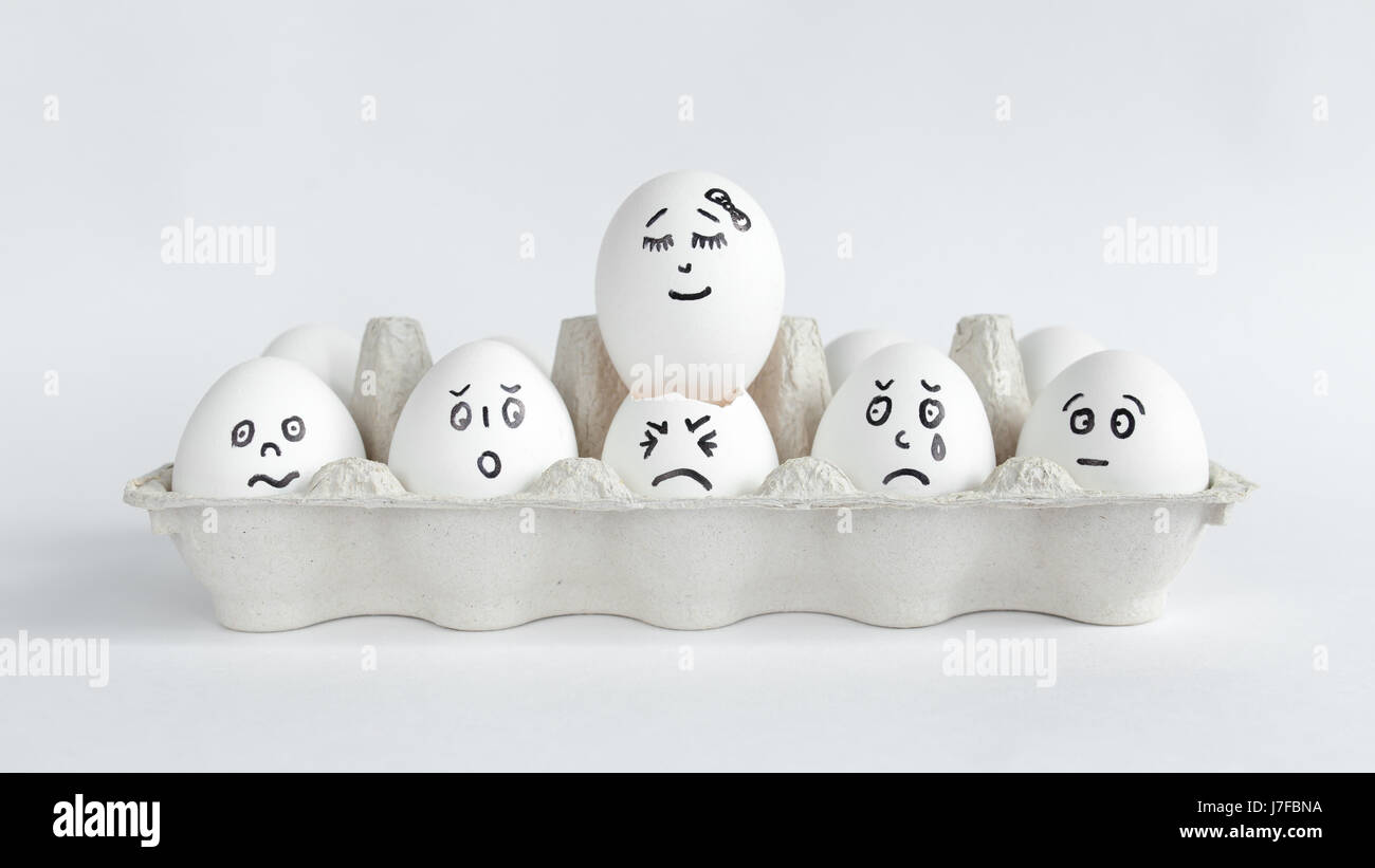 Eiern mit lustigen Gesichtern im Paket auf einem weißen Hintergrund. Ostern-Konzept-Foto. Eiern. Gesichter auf den Eiern Stockfoto