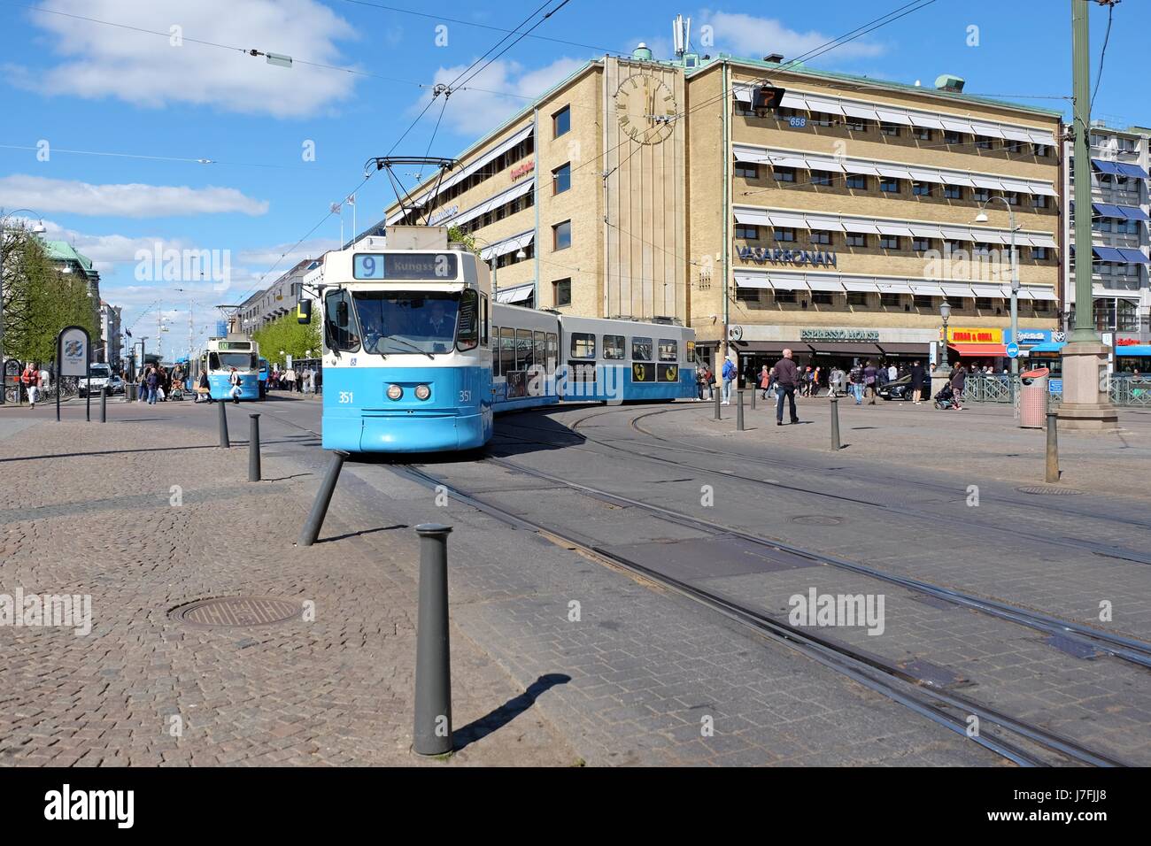 Göteborg, Schweden - Mai 2017: Straßenbahn auf einer Straße in Göteborg, Schweden. Stockfoto