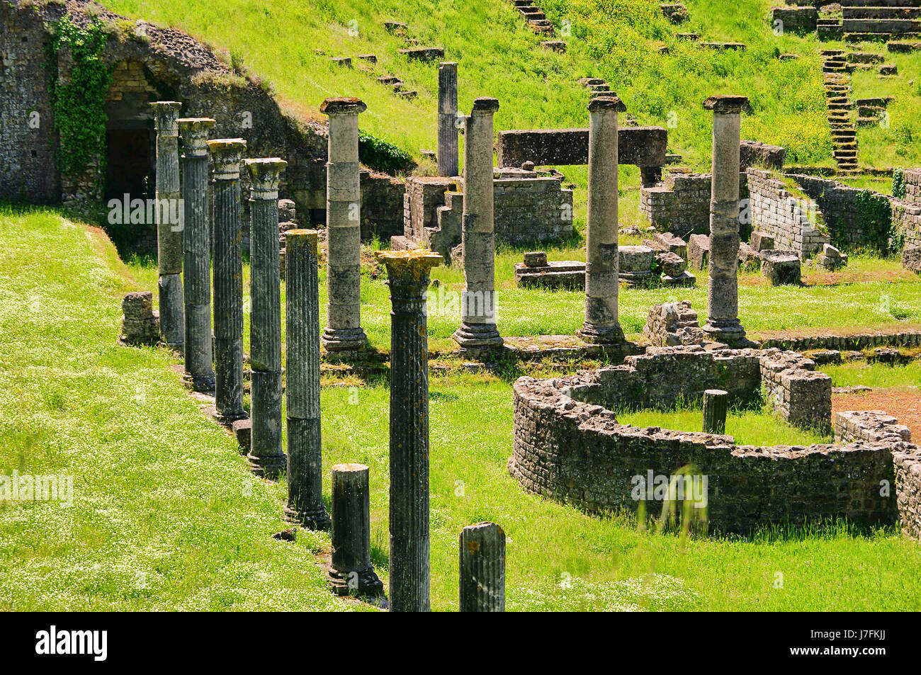 Leistung der Toskana Ruine römische grünen Akt Leistung Toskana Säule Ruine zu handeln Stockfoto