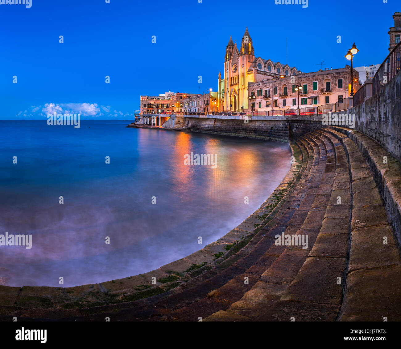 Balluta Bay und Kirche der Muttergottes von Karmel in Saint Julien, Malta Stockfoto
