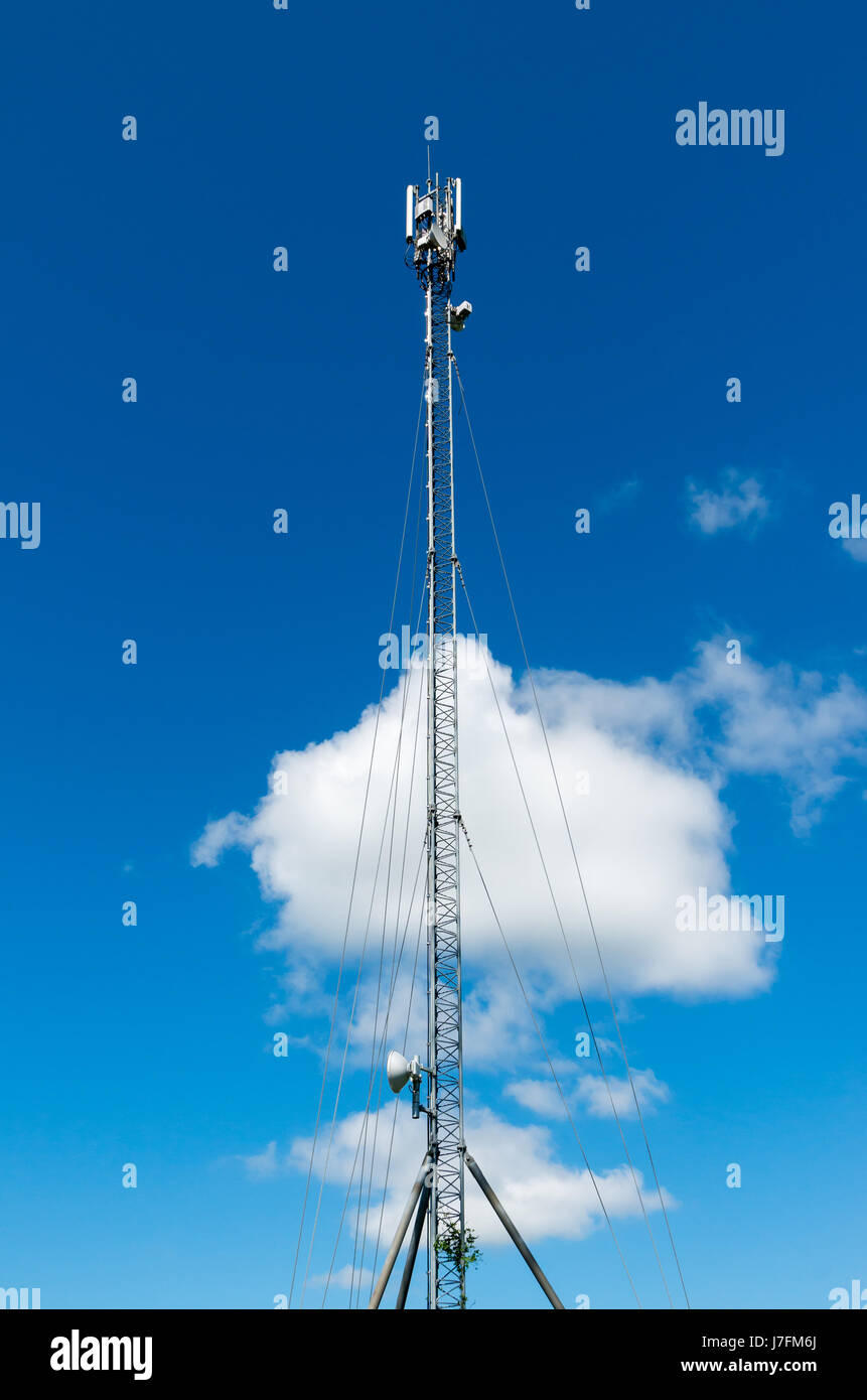 Fernmeldeturm mit Antennen Mobilfunkanbieter Stockfoto