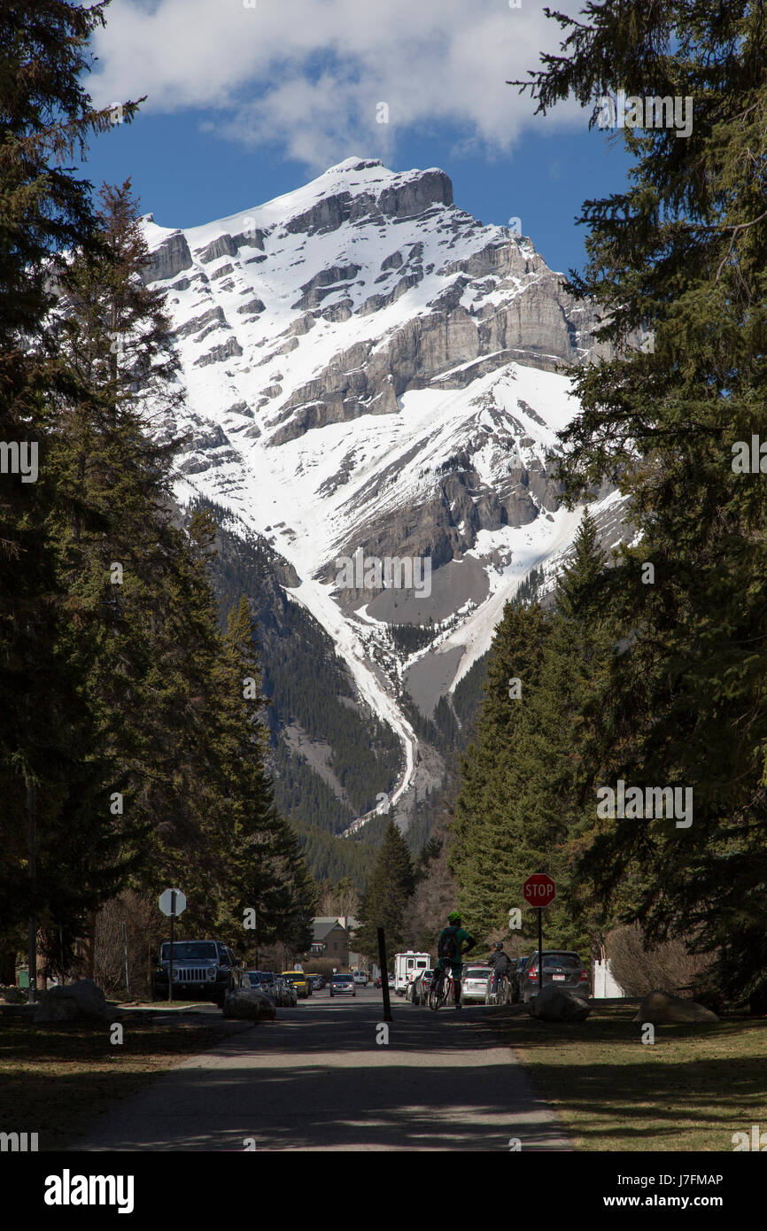 Cascade Mountain thront über Banff, Alberta, Kanada. Die Stadt liegt in den kanadischen Rockies. Stockfoto