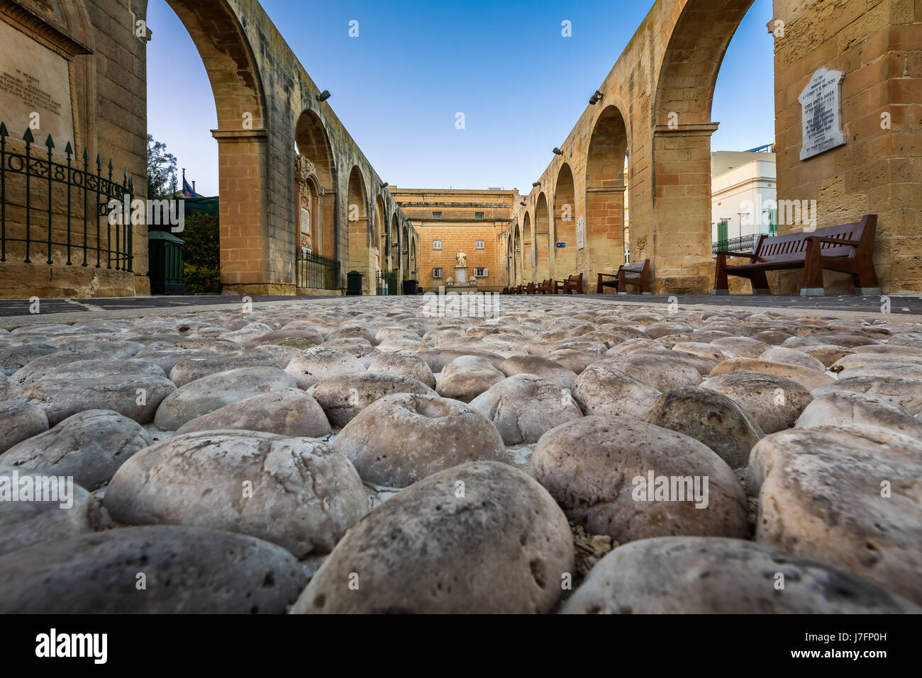 Gepflasterten Gehweg in Upper Barrakka Gardens in Valletta, Malta Stockfoto