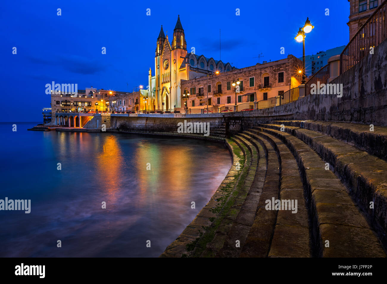 Kirche der Muttergottes von Karmel und Balluta Bay in Saint Julien, Malta Stockfoto
