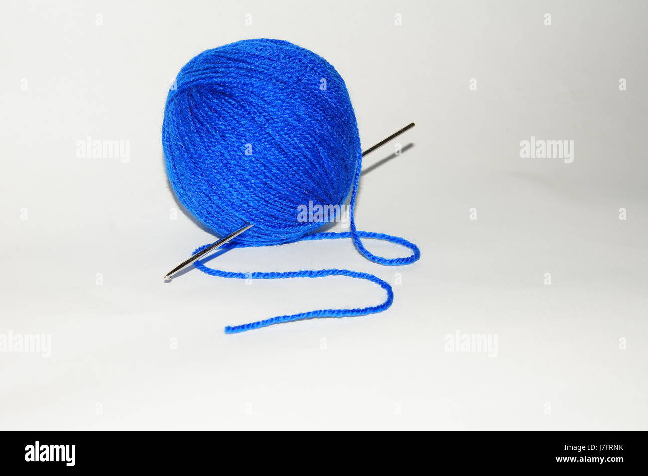 blaue Wolle Handwerk Ball aus Wolle blaue Wolle Gewinde Gewinde Handwerk ausgerollt Stockfoto