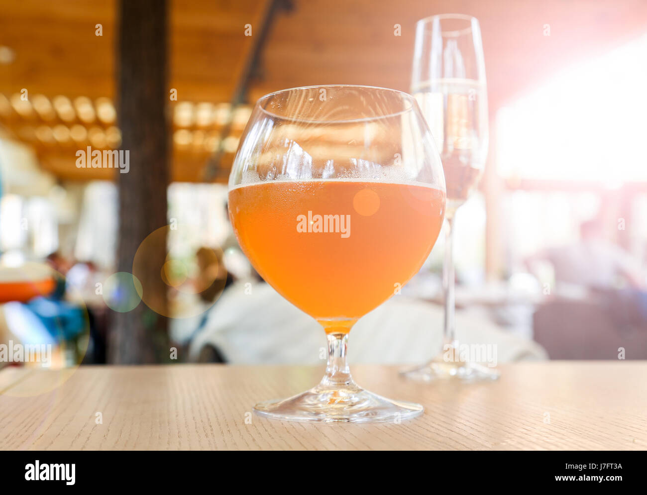 Ein Glas Bier und Sekt Braunglas auf Hintergrund Stockfoto