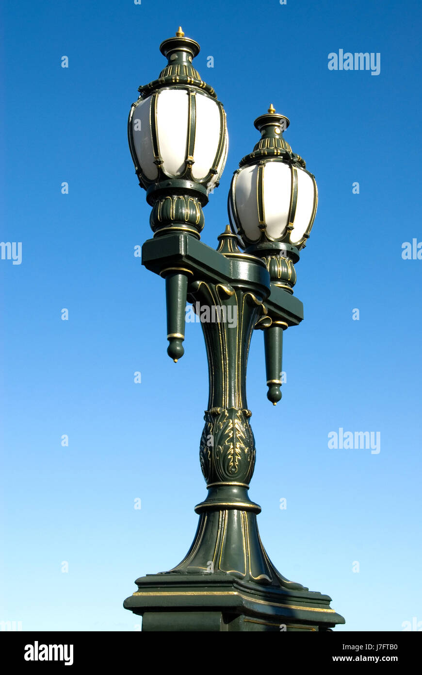 blau leuchtet die Laterne aus Stahl Metall elektrische Laterne dekoriert Pol verzierten shiner Stockfoto