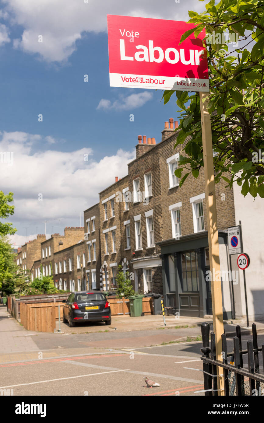 London, England - Mai 2017:A Abstimmung Arbeit Zeichen Plakat in einem Garten auf einer Straße in London, die Unterstützung der labour Party für den nächsten allgemeinen Wahlen Stockfoto