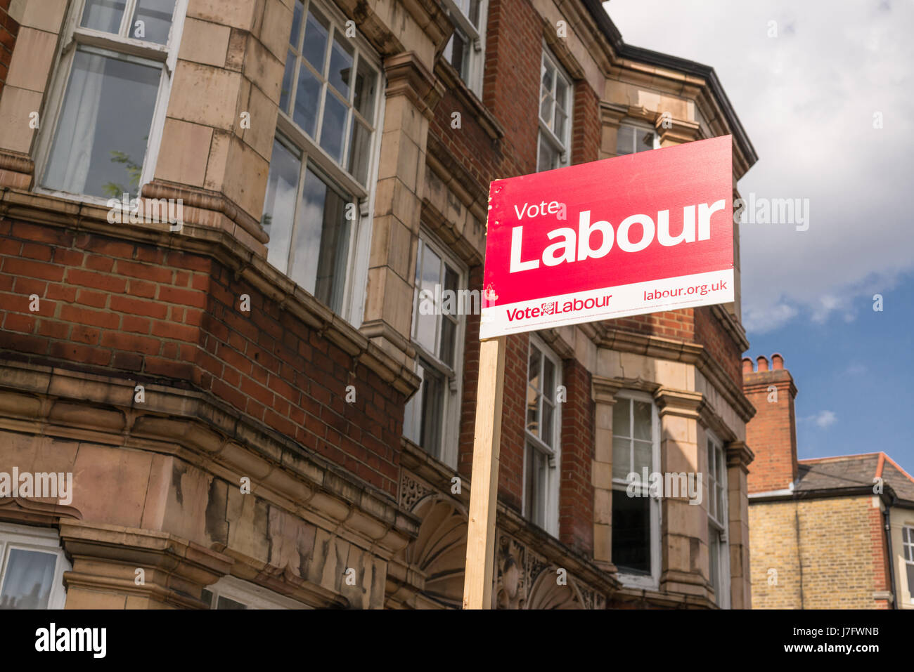 London, England - Mai 2017:A Abstimmung Arbeit Zeichen Poster mit viktorianischen Häusern im Hintergrund auf einer Straße in London, die Unterstützung der labour-Partei f Stockfoto
