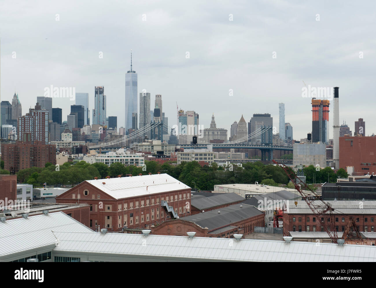 Die Brooklyn Navy Yard im Vordergrund mit der Lower Manhattan Skyline hinter sich. Die 300 Hektar große Marinewerft Mitarbeiterbestand von 70.000 im zweiten Weltkrieg. Stockfoto