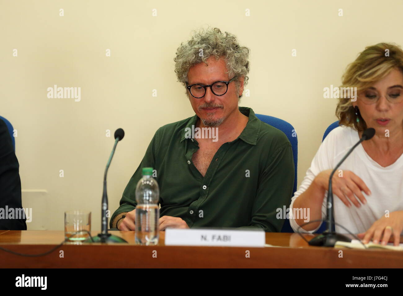 Italienischen Songwriter Niccolò Fabi auf der Pressekonferenz im Bundesministerium für Gesundheit, die neue und innovative app für die erste kinderfreundliche Beihilfe gefördert und von der Fondazione Onlus "Parole di Lulù" zu präsentieren. Präsentiert von Alberto Villani, Präsident der italienischen Gesellschaft der Pädiatrie (SIP), Shirin Amini, Präsident der Fondazione 'Parole di Lulù', Davide Faraone, Undersecretary of Health und italienischen Songwriter Niccolò Fabi (Foto von Matteo Nardone / Pacific Press) Stockfoto