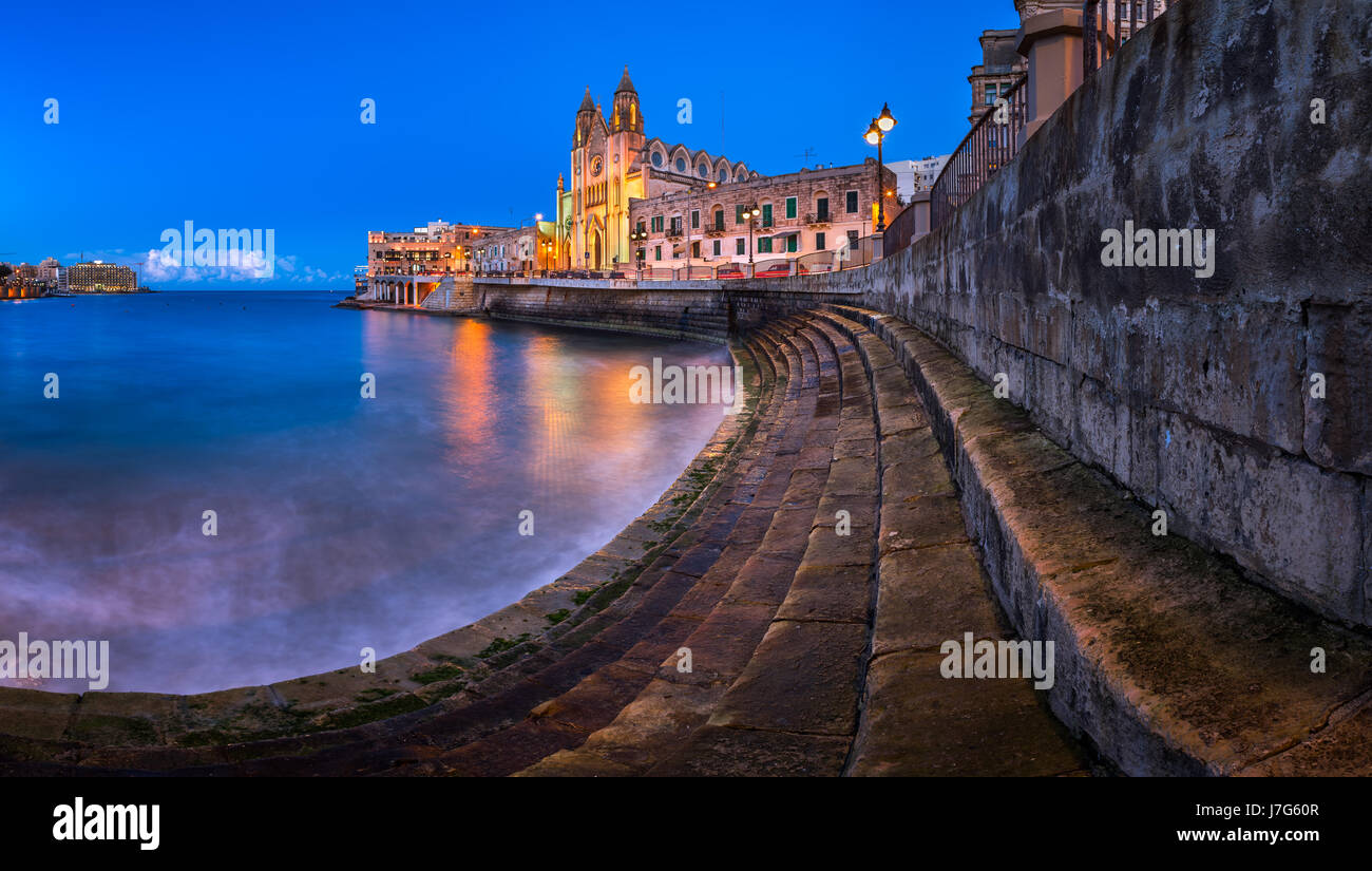 Panorama der Balluta Bay und Kirche der Muttergottes von Karmel in Saint Julien, Malta Stockfoto