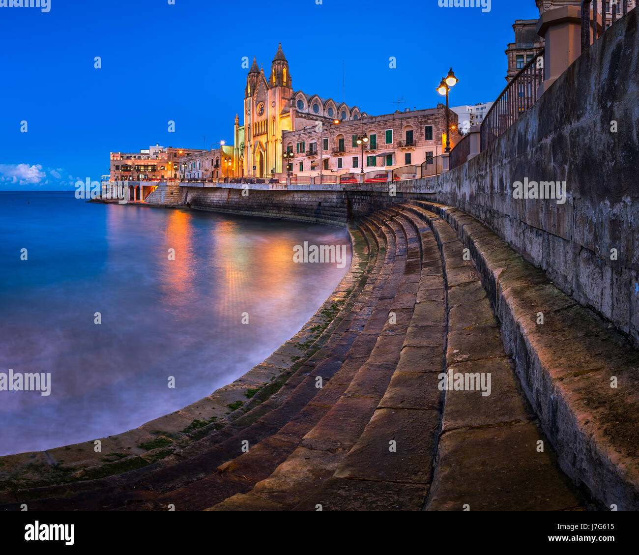 Balluta Bay und Kirche der Muttergottes von Karmel in Saint Julien, Malta Stockfoto