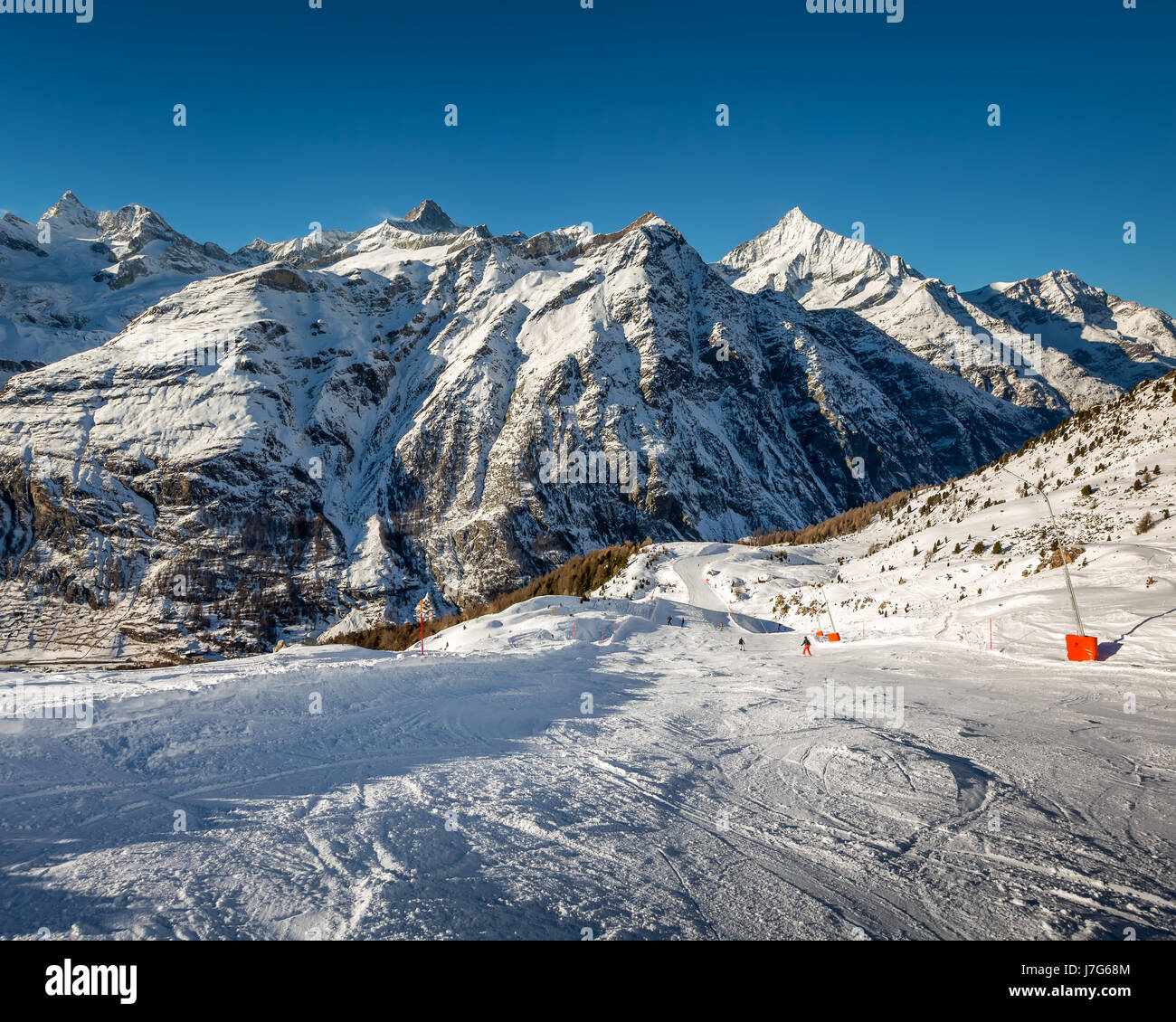 Sonnigen Skipiste und Berge Gipfel in Zermatt, Schweiz Stockfoto