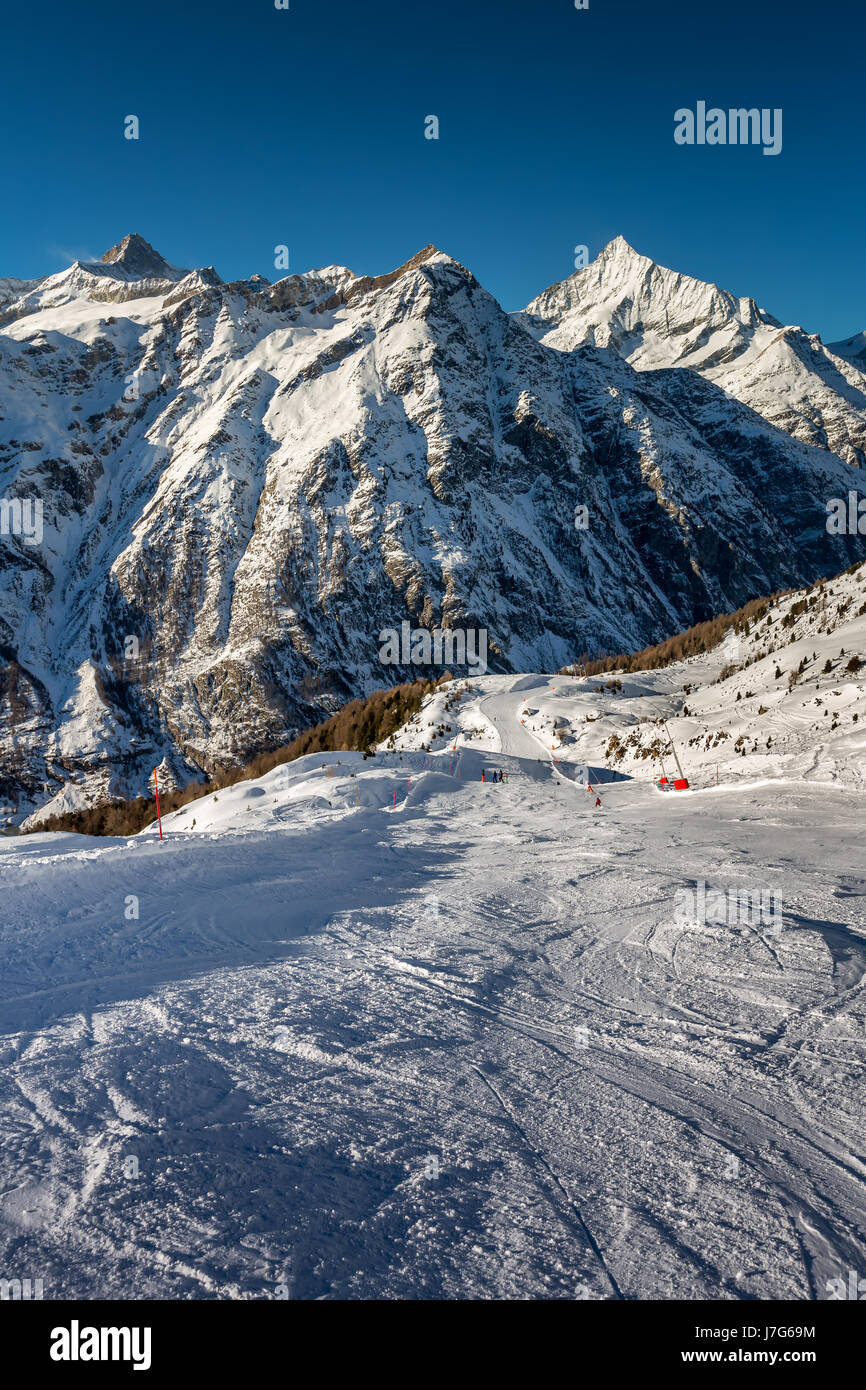 Sonnigen Skipiste und Berge Gipfel in Zermatt, Schweiz Stockfoto