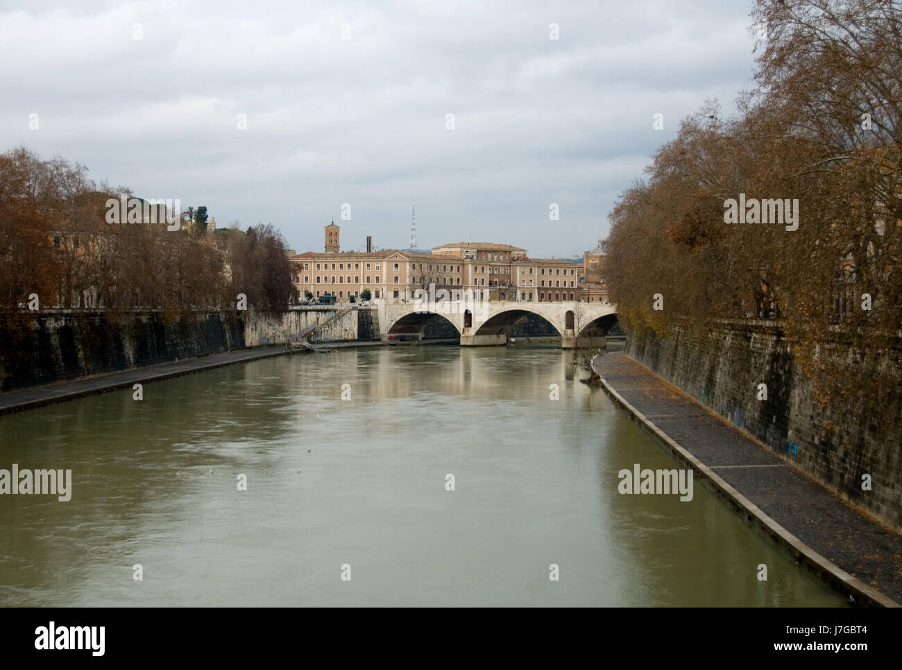 Reisen Gebäude Stadt Stadt berühmten Baum Bäume Steinbrücke Europa Rom Roma Stockfoto