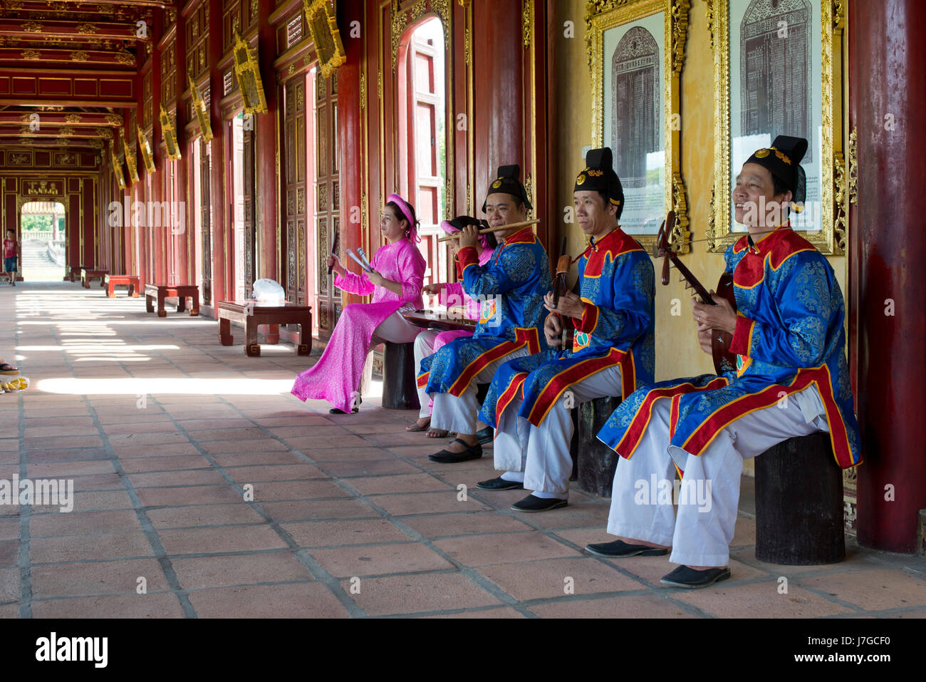 Vietnamesischen Musikern in traditionellen Gewändern Hof, Imperial Palace Hoang Thanh, Verbotene Stadt, Hue, Vietnam Stockfoto