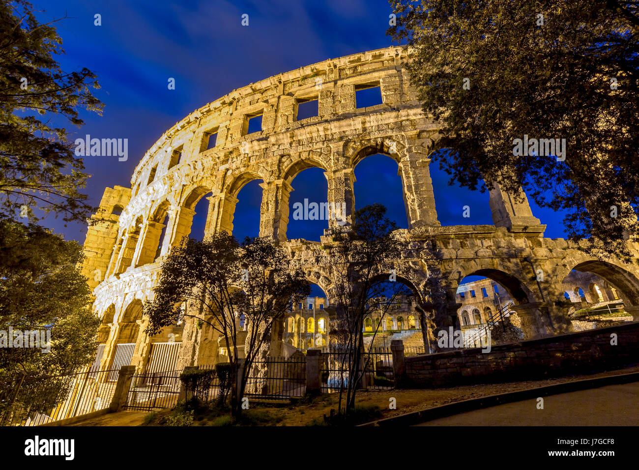 Römische Amphitheater bei Nacht, Pula, Istrien, Kroatien Stockfoto